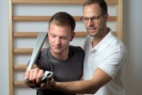 Physiotherapeut Valentin Rosegger bei der Therapie