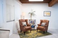 Praxis Besprechungsbereich Ledercouch