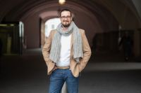 Portraitfoto vor Gebude