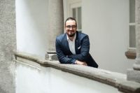 Portraitfoto vor Eingangsbereich Praxis