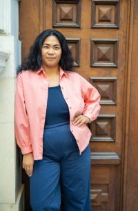 Samantha Tady vor dem Hauseingang